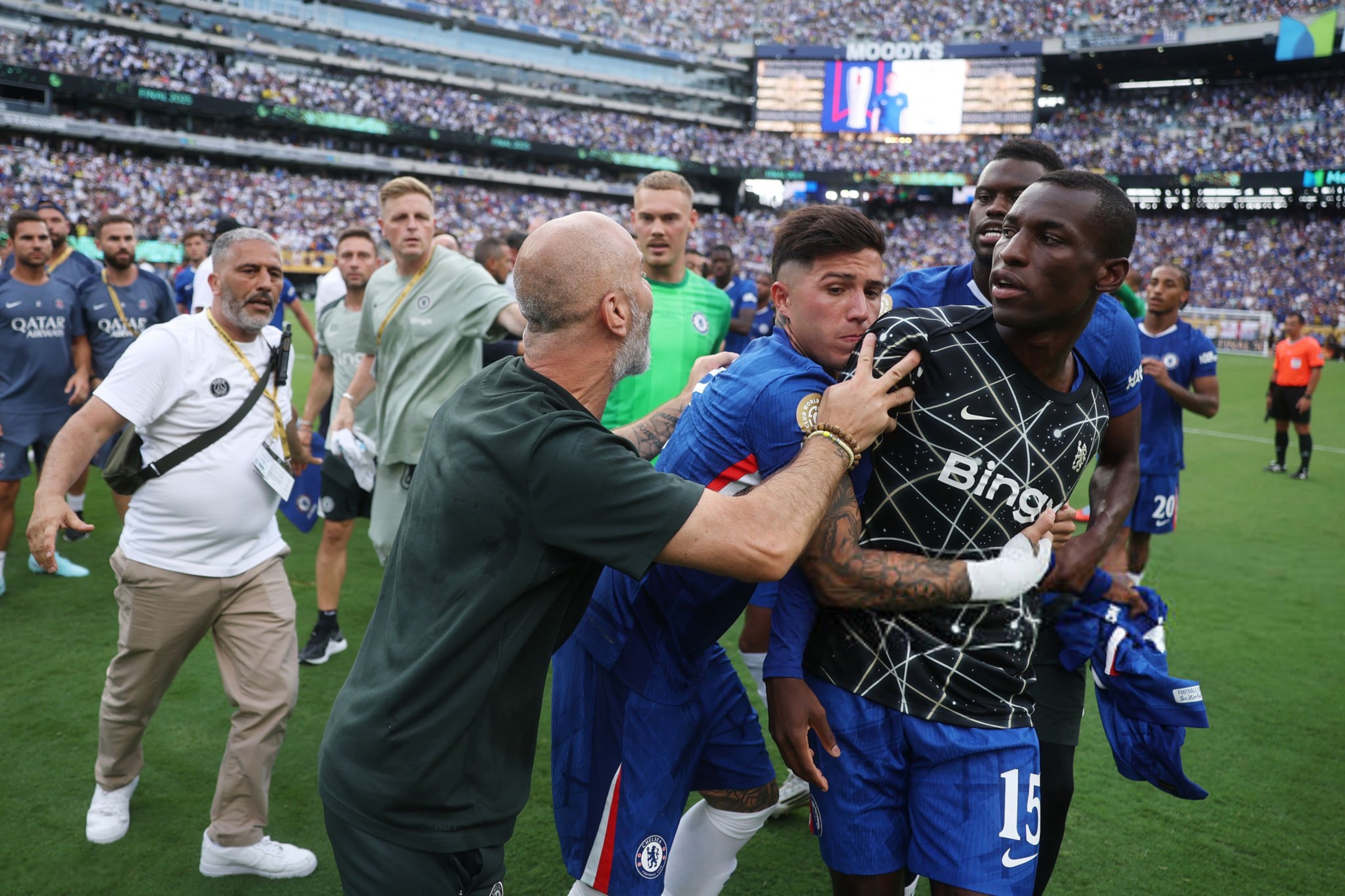 包含切尔西主场大捷，球员赛后激动庆祝胜利，得到参加只是进入.的词条